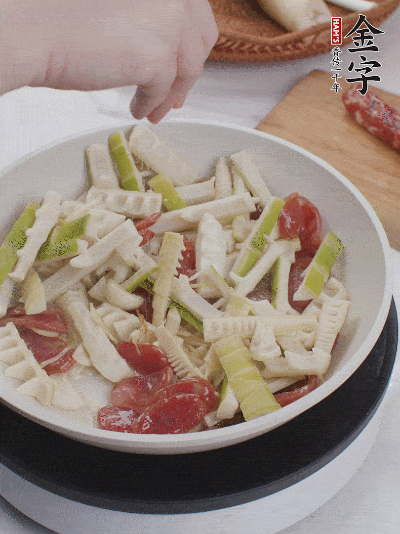 出鍋前撒蔥花。