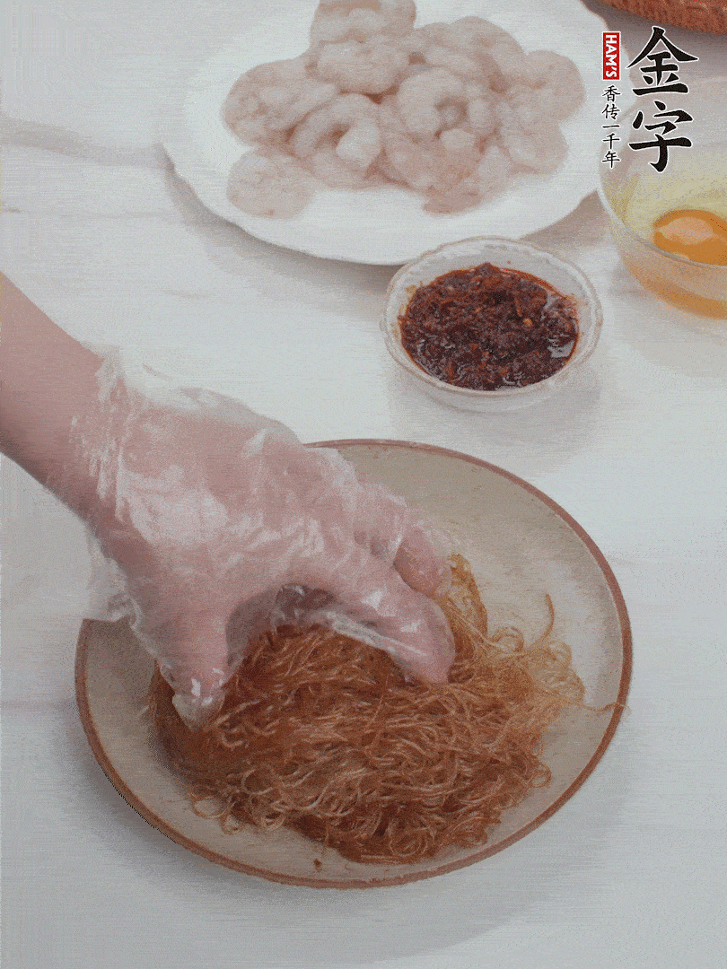 粉絲泡軟后，入沸水煮10秒，撈出后加1/2勺老抽、1/2勺食用油挑松。