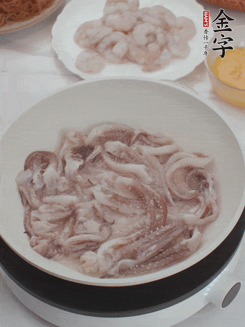 蝦仁、魷魚滑油，蛋液炒制半熟。