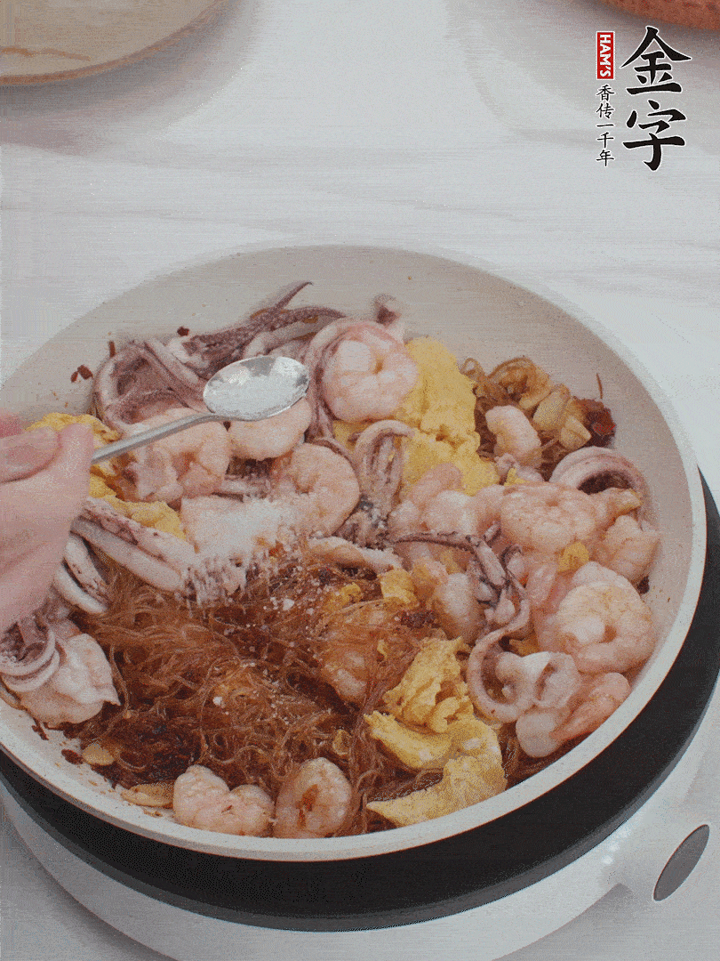 加雞蛋，蝦仁，魷魚混合。