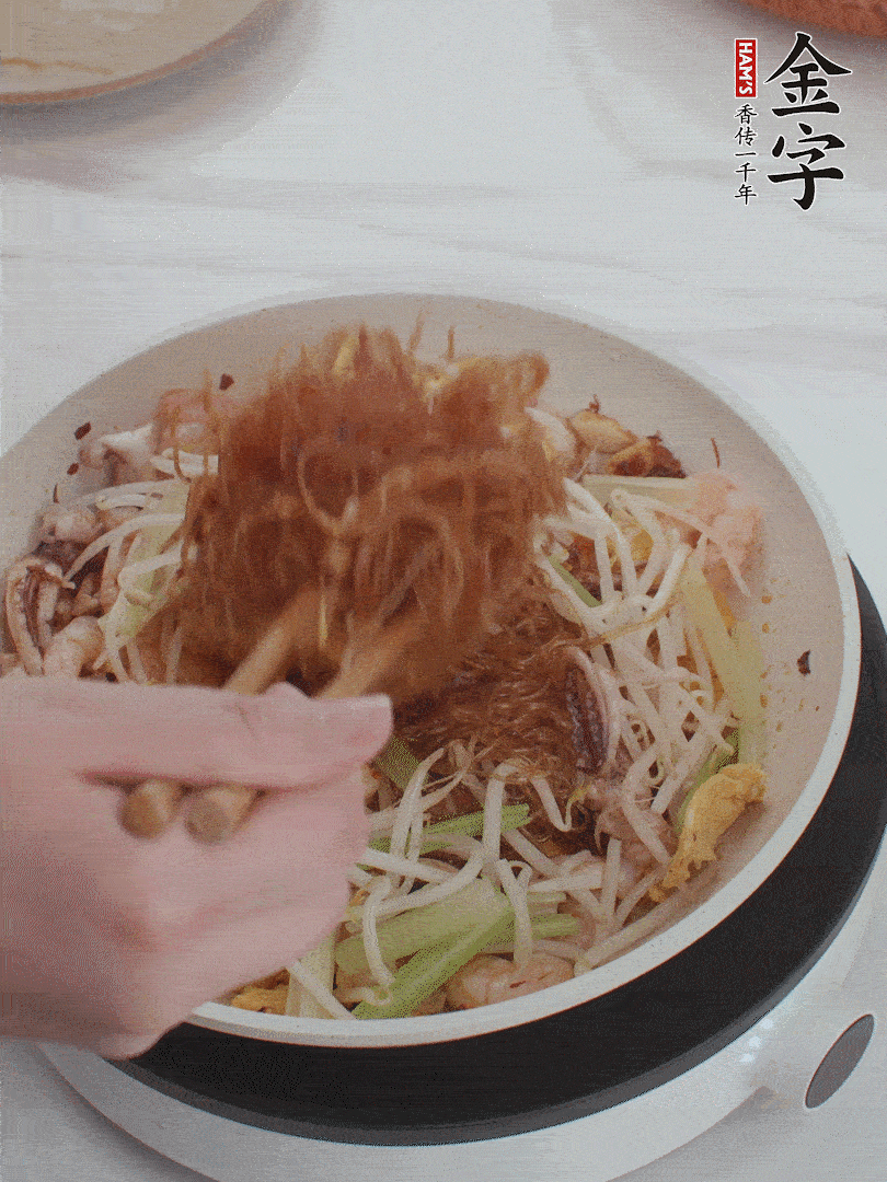 放焯好水的香芹、豆芽翻炒挑松。