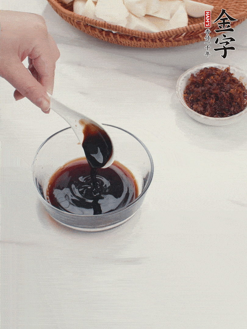 將生抽、老抽、黃酒和白砂糖在小碗里調(diào)成味汁。