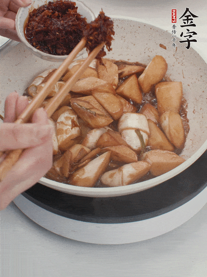 湯汁收濃，加金字火腿XO醬翻炒均勻。