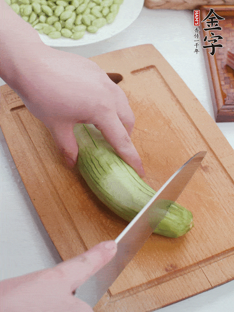 絲瓜去掉外皮，去掉兩端，切成滾刀塊。