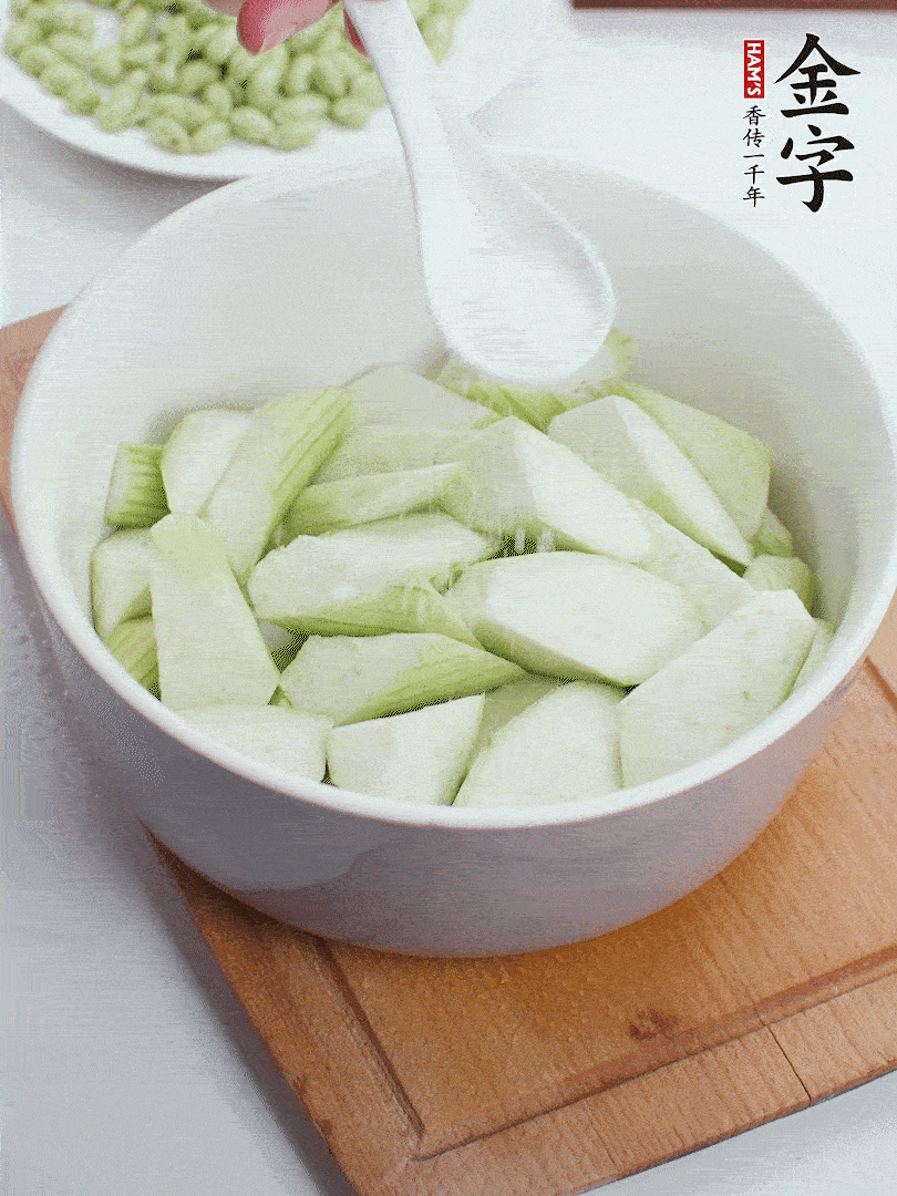 水中加1勺鹽浸泡，防止變黑。