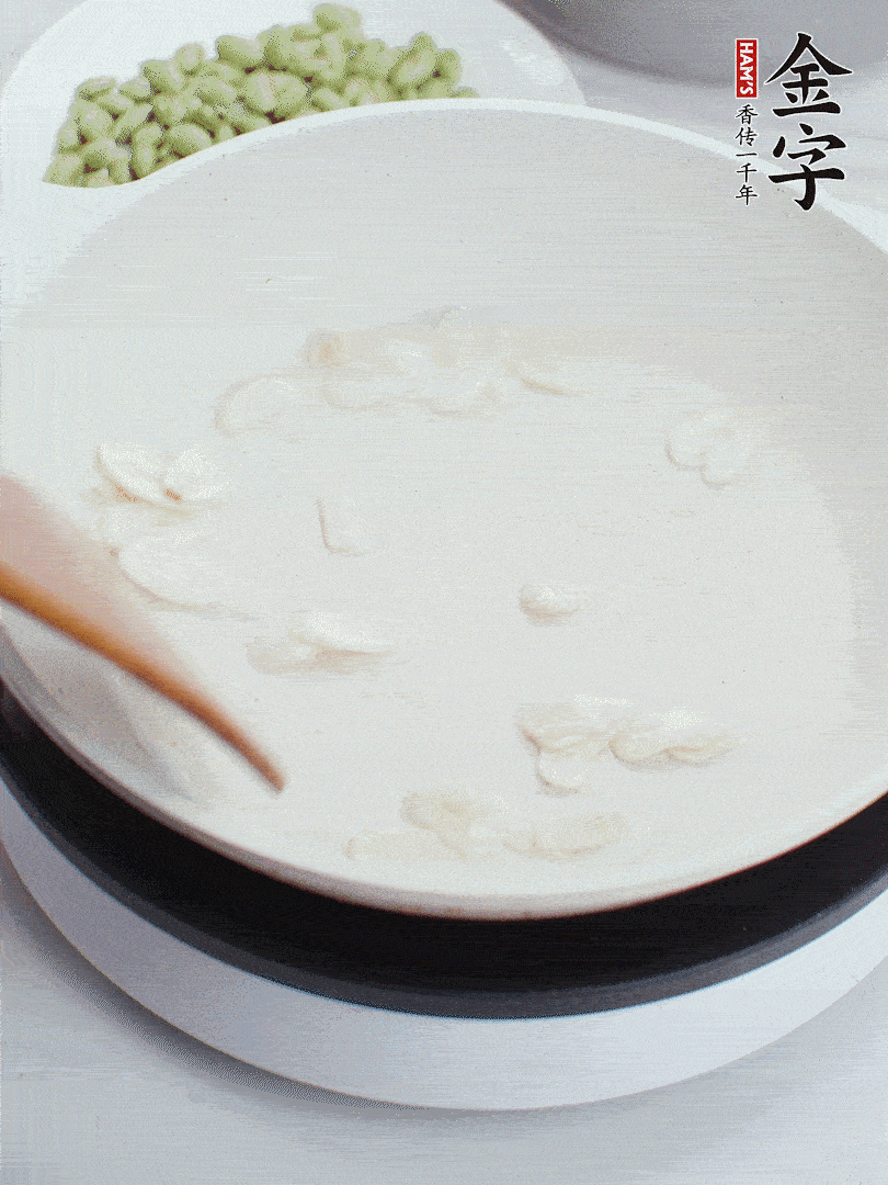 金字淡咸肉煮15分鐘，撈出切片。油5成熱時(shí)，蒜末、咸肉爆香。