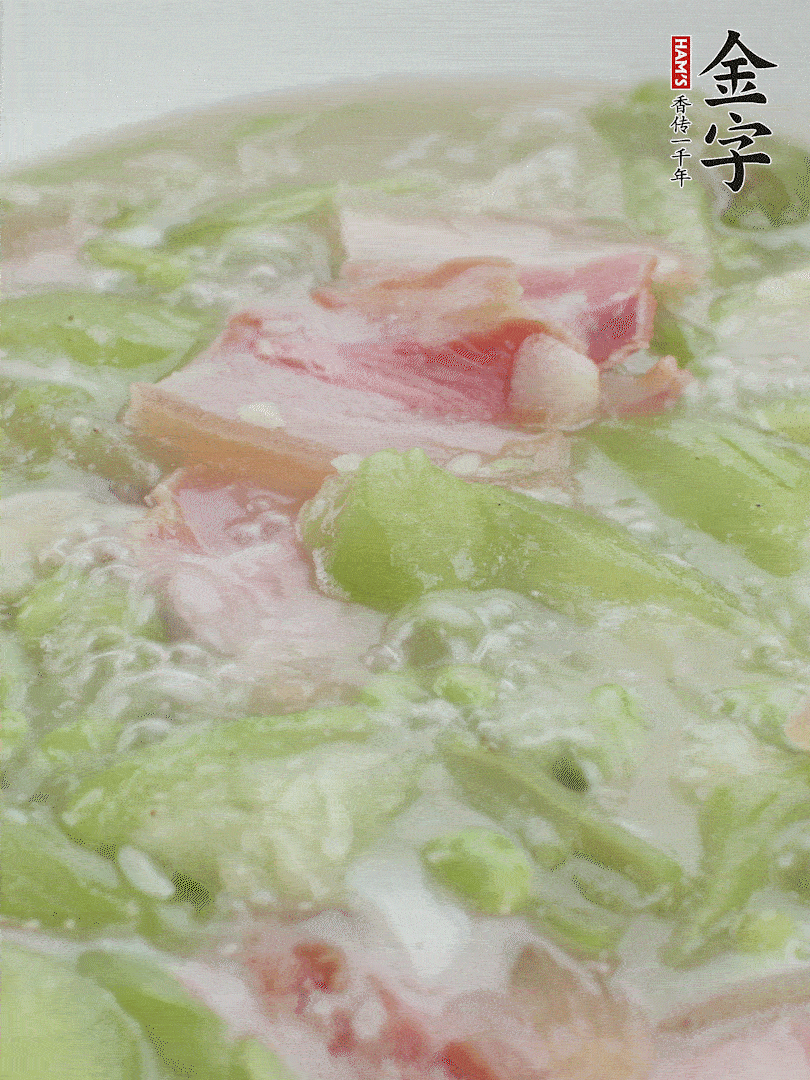 加一點(diǎn)熱水、白胡椒粉、雞精翻炒1分鐘。