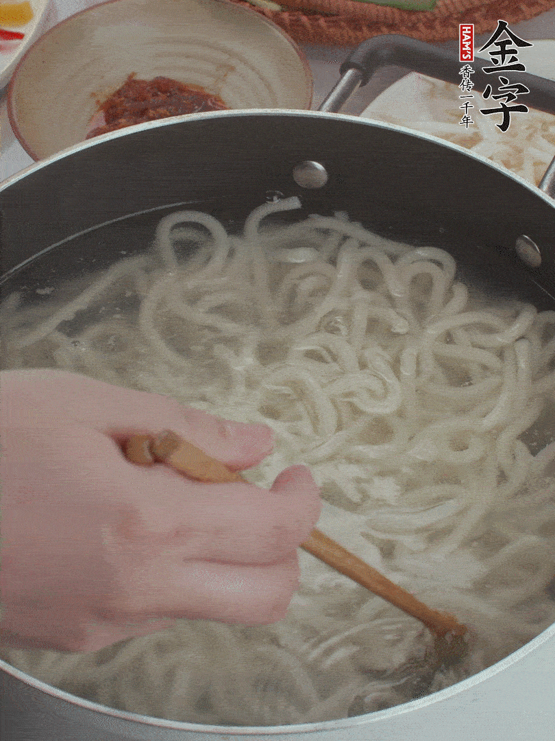 鍋中水煮沸，下烏冬面焯5秒鐘，撈出瀝干。