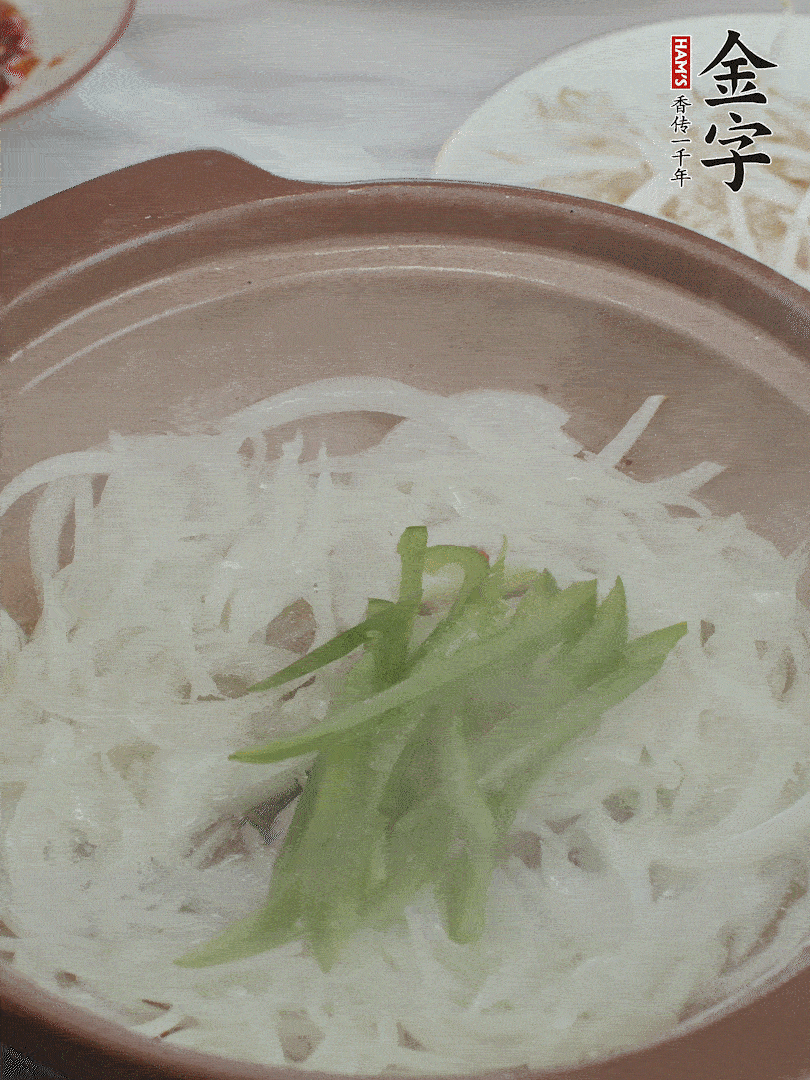 放烏冬面、青紅椒、豆芽。