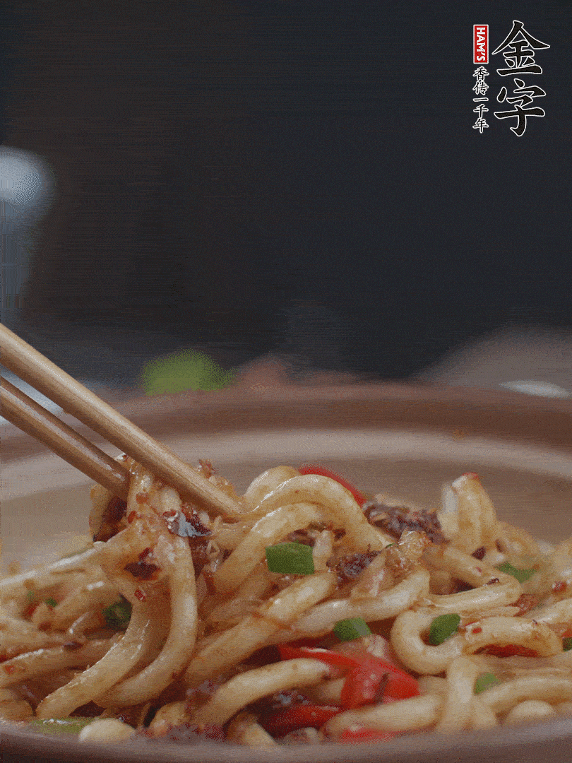 一小撮鹽調(diào)味。最后可以點(diǎn)綴香蔥段。