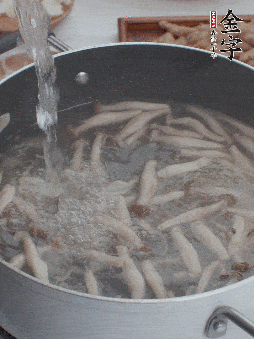 油熱爆香大蔥、蒜末，下蟹味菇炒軟，放清水。