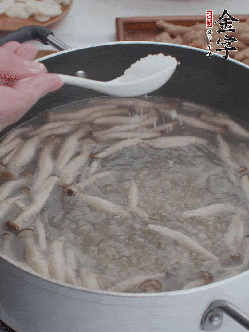 1勺鹽、一點(diǎn)胡椒粉調(diào)味。