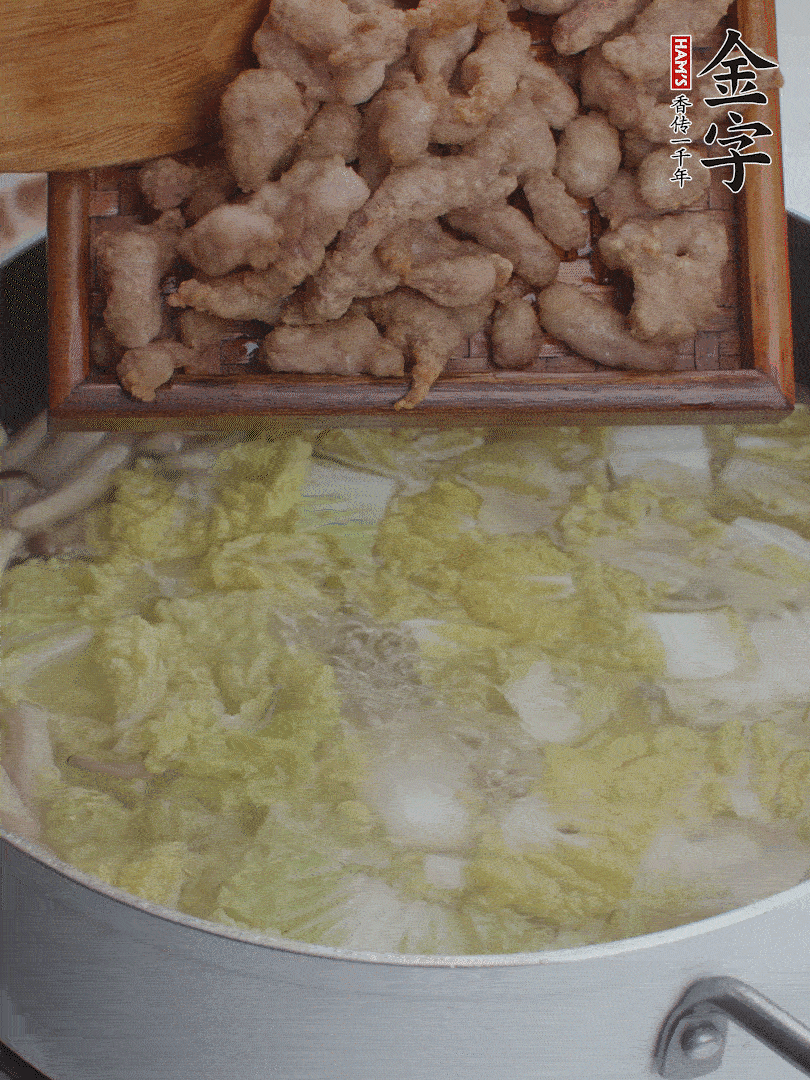 水開后煮10分鐘，下娃娃菜、小酥肉煮3分鐘。