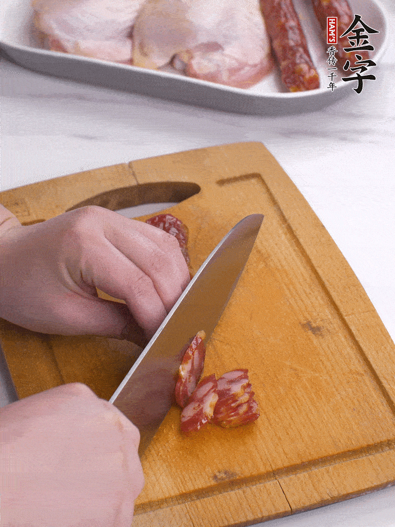 雞大腿去皮去骨切成塊，金字香腸切片，干香菇泡發(fā)切片，小蔥切蔥花。