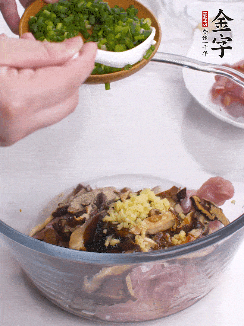 雞肉、香菇混合，加清水1/3杯、料酒1勺、蠔油1勺、鹽1勺、糖1/4勺、白胡椒1/4勺、食用油1勺、香油1/4勺、姜末、蔥花，攪拌均勻腌制2小時。