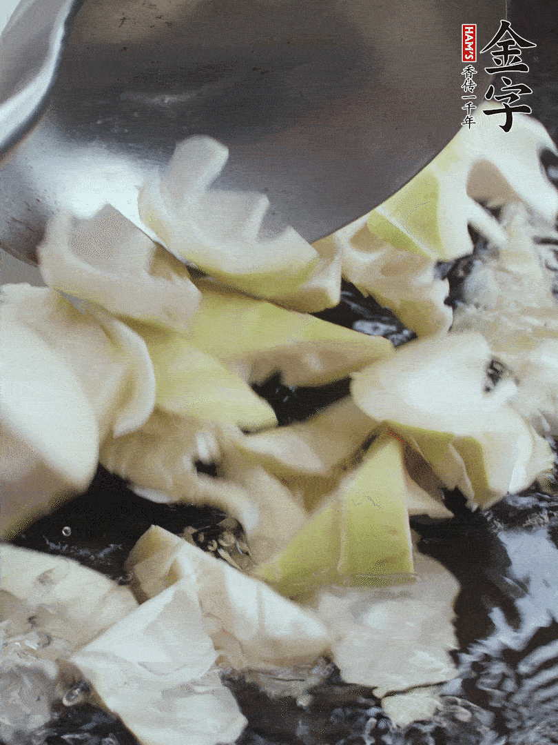 新鮮春筍去老根，剝殼切滾刀塊焯水去澀。