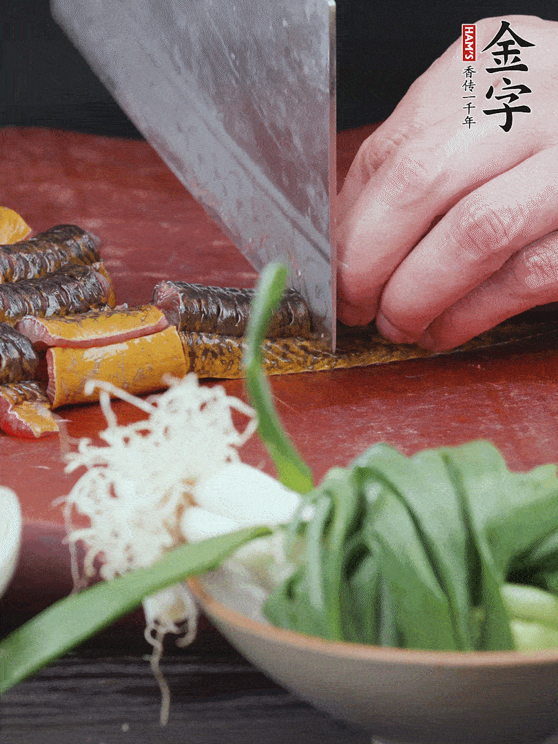 黃鱔去內(nèi)臟洗凈，切花刀斬段。沸水下鍋，加黃酒焯水去血沫。