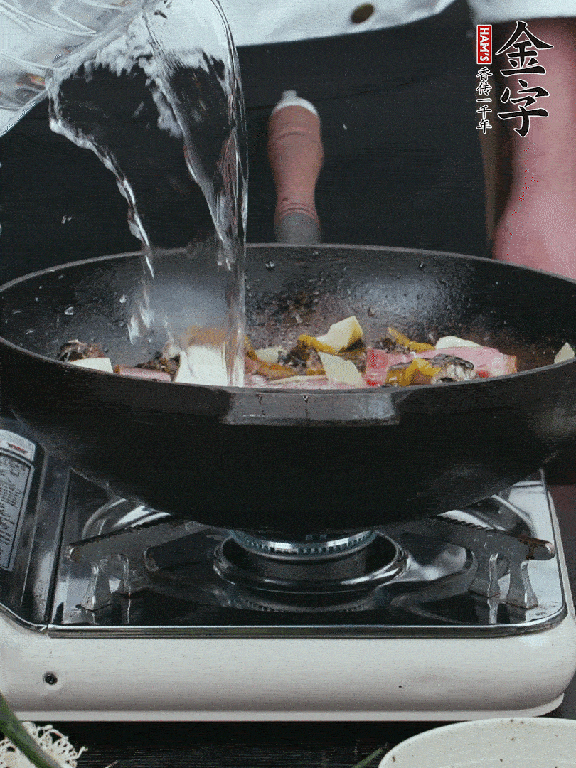 加適量黃酒，倒清水沒過。