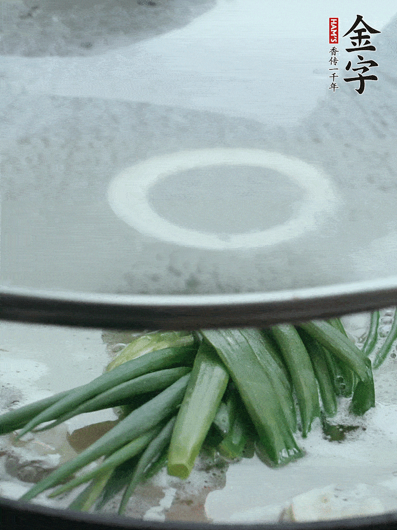 加蔥結(jié)去腥，大火開后中火燒20分鐘。