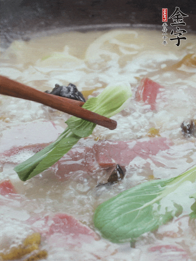 撈出蔥結(jié)，小菜心點綴。