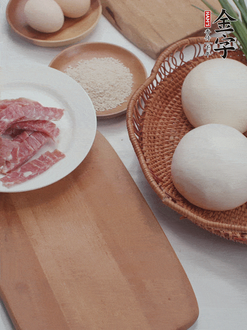 金字培根火腿切小片；饅頭、洋蔥切?。幌闶[切丁。