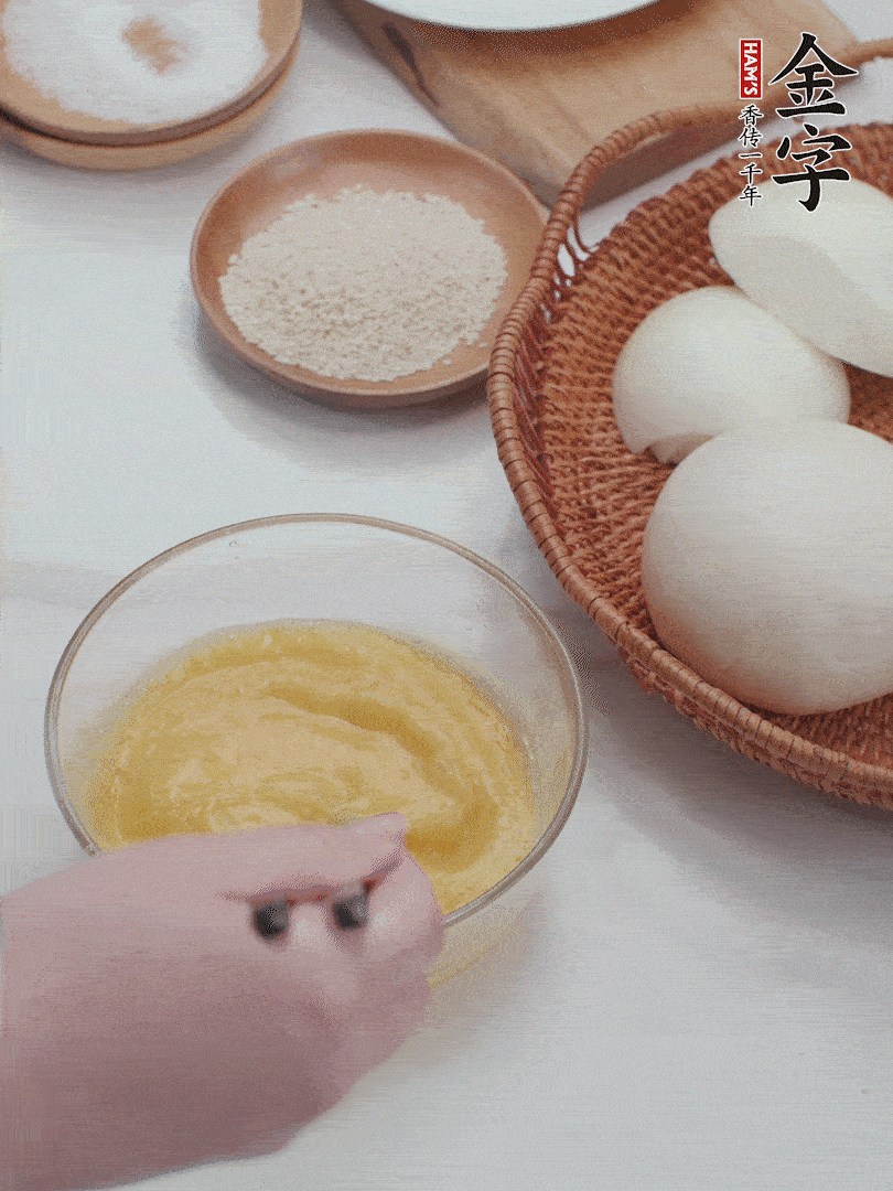 2個(gè)雞蛋加入1小勺鹽、1/2小勺胡椒粉打散。