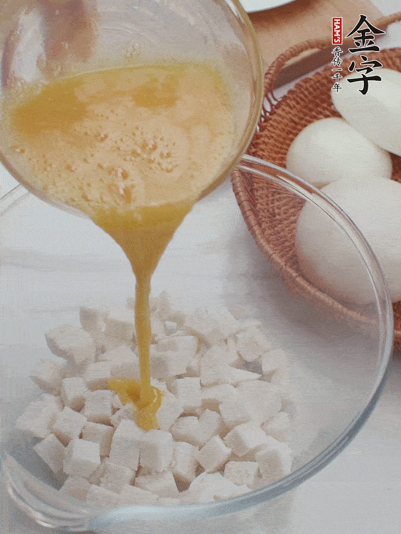 切碎的饅頭丁加入1/3蛋液拌勻。