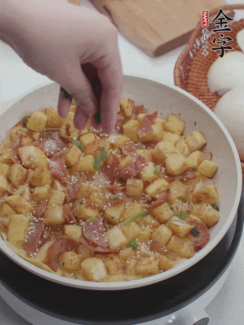 淋入剩余蛋液，蛋液凝固，撒上蔥綠和熟芝麻。