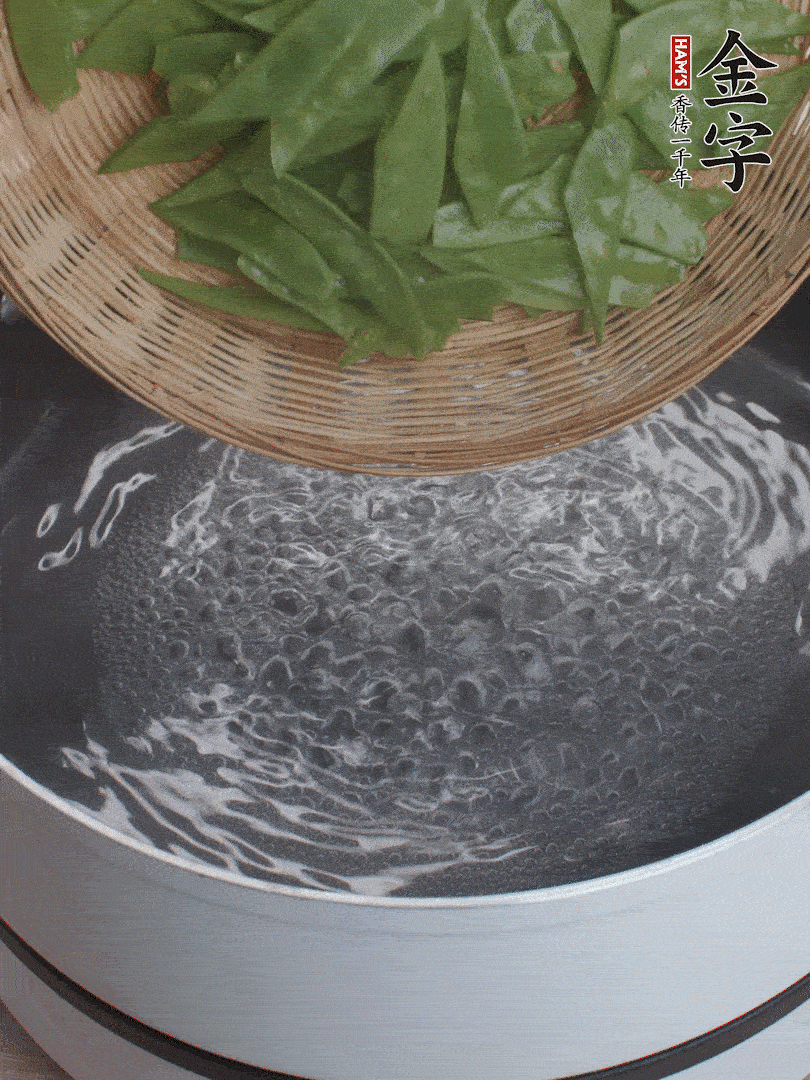 甜豆莢撕掉老筋，斜切兩半，焯水1分鐘。