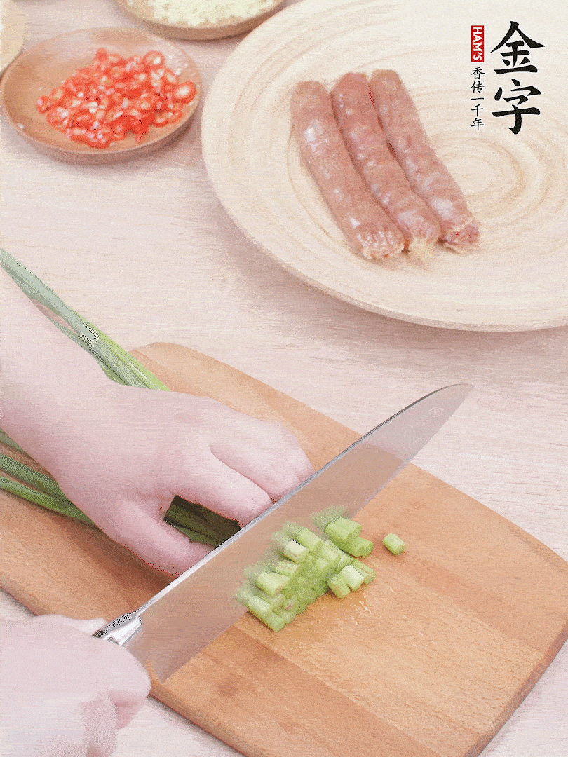 蒜苔切丁，蔥姜蒜切小丁，小米辣切圈。