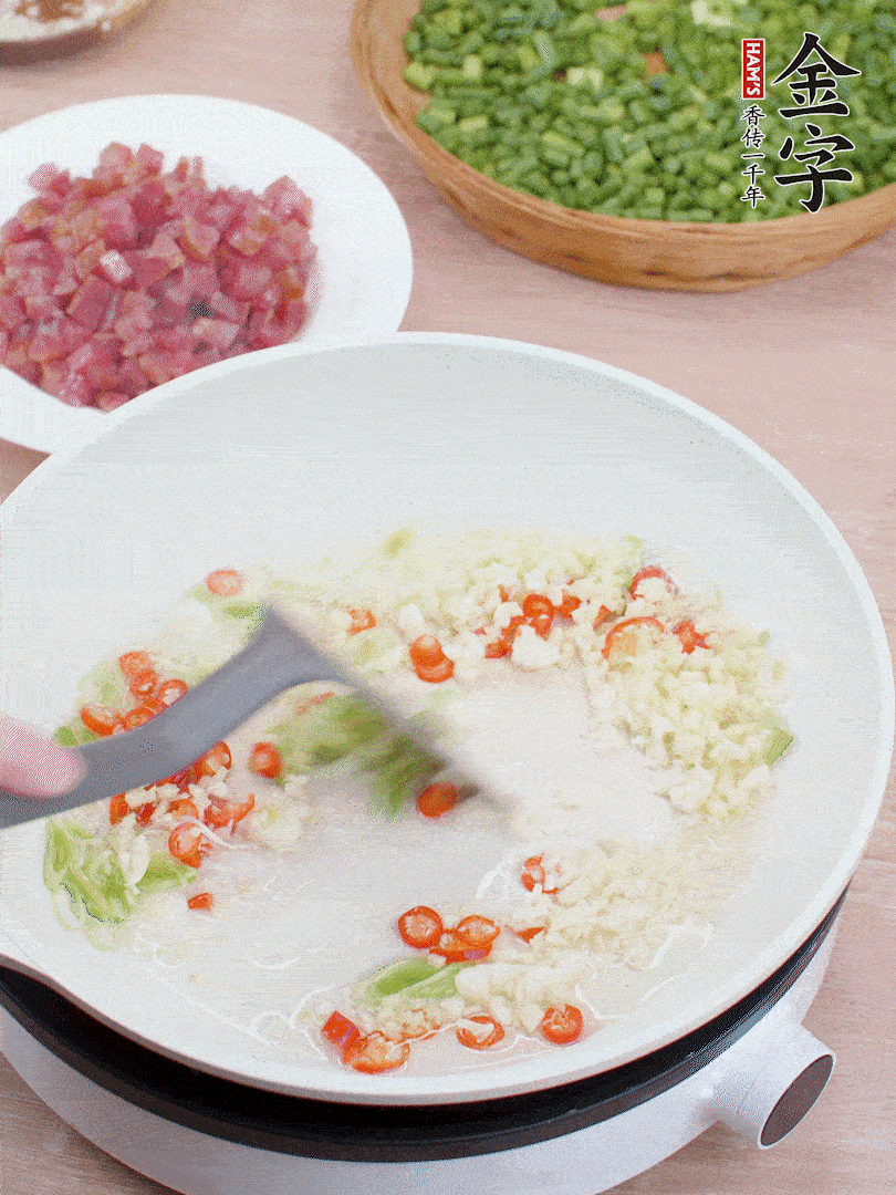 鍋中熱油，蔥姜蒜、小米辣煸香。