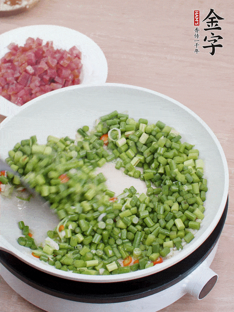 下蒜苔丁、一點(diǎn)鹽翻炒。