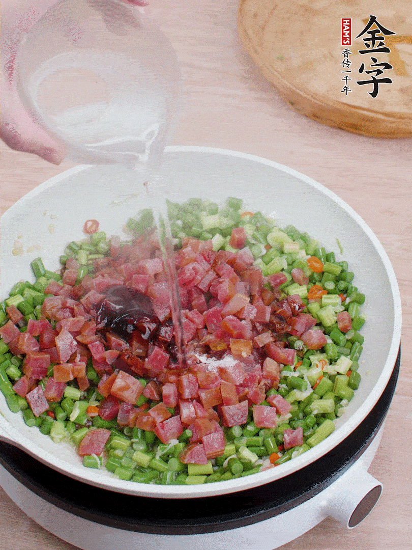 放香腸丁、1勺老抽、1勺蠔油、1/3勺白糖、少許清水炒至斷生。