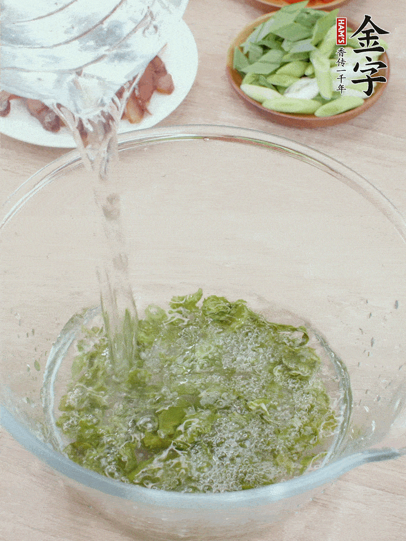 萵筍干溫水泡2小時，青紅辣椒切圈，姜切片，青蒜斜切段。