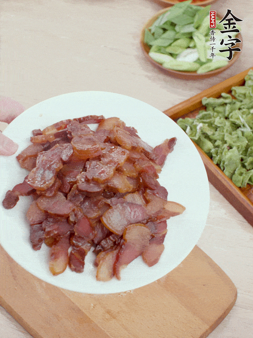 臘肉水煮15分鐘，切薄片。