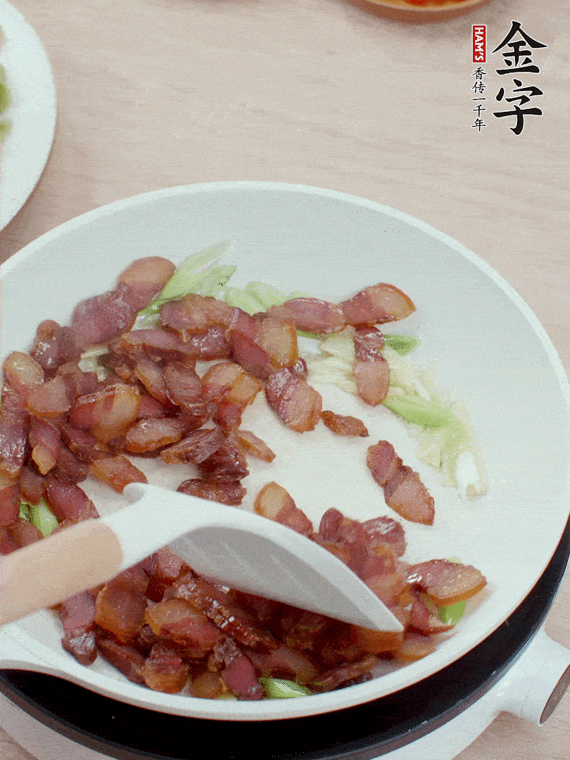 鍋中少許油，姜、蒜白爆香，下臘肉煸出油脂。