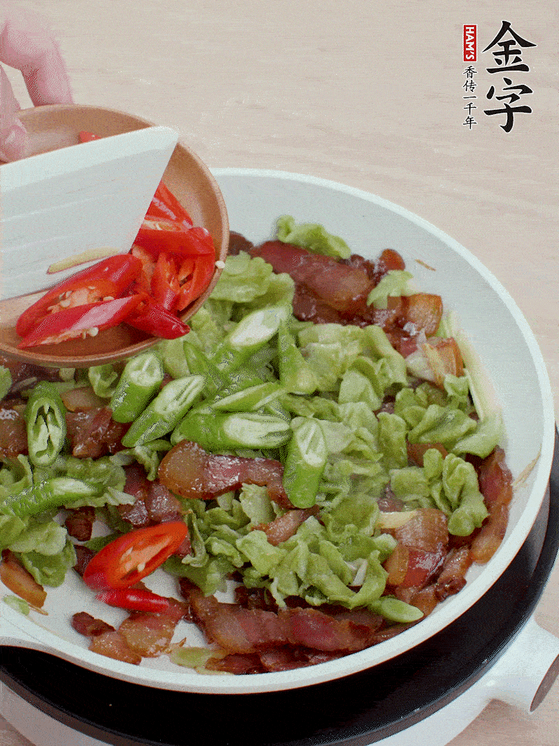 放萵筍干、青紅椒圈爆炒1分鐘。