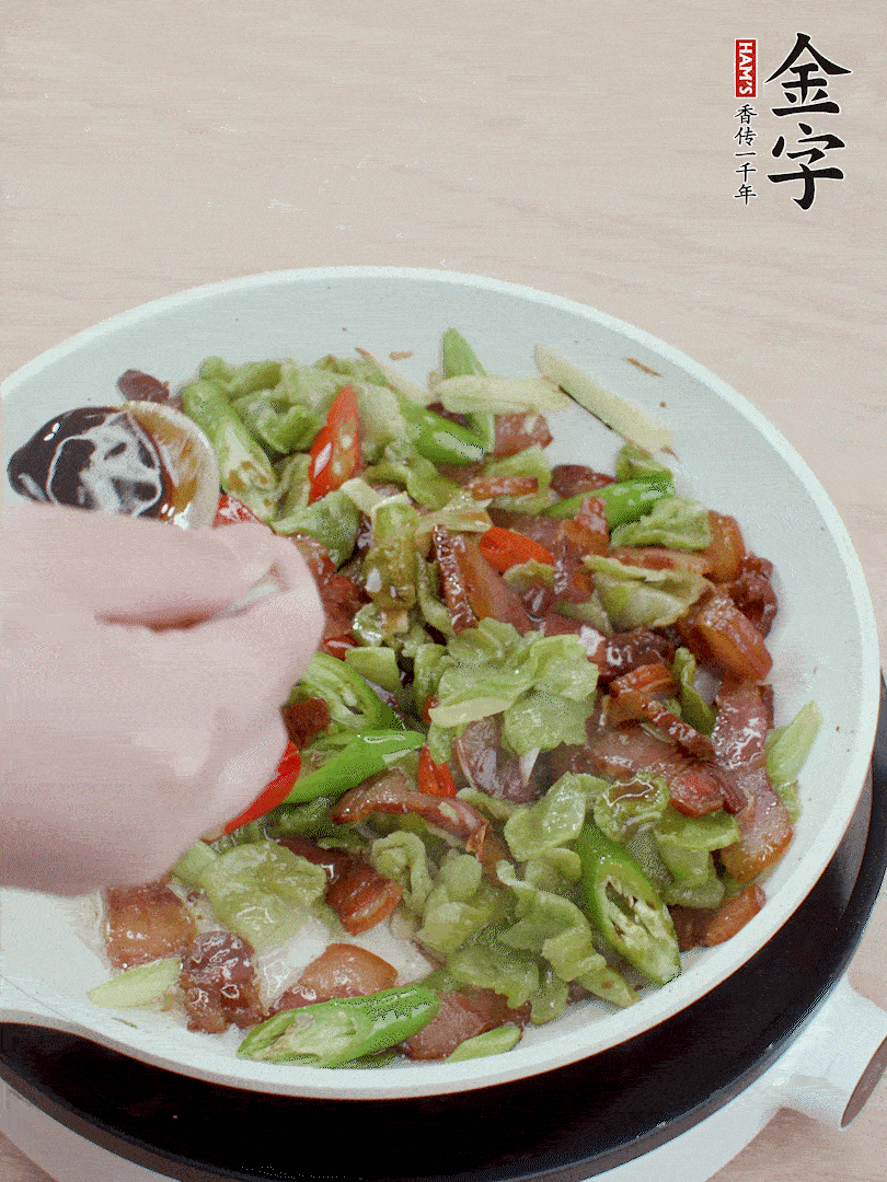 2勺生抽調(diào)味，最后撒蒜葉。