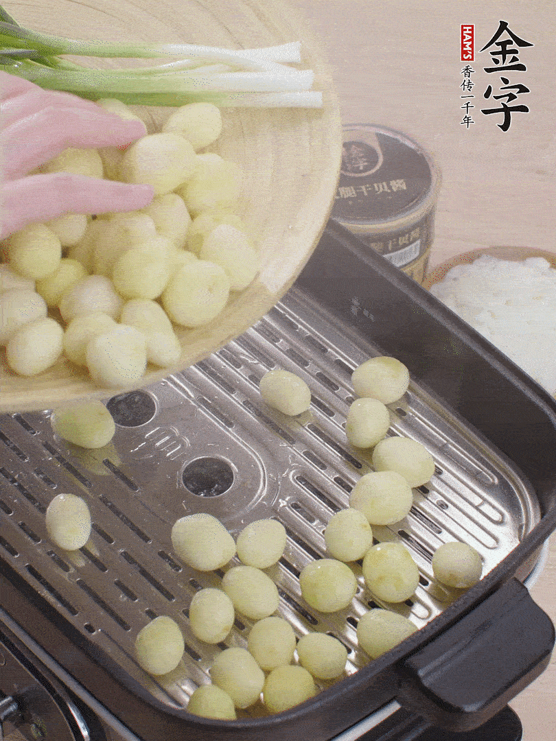 去皮小土豆蒸熟。