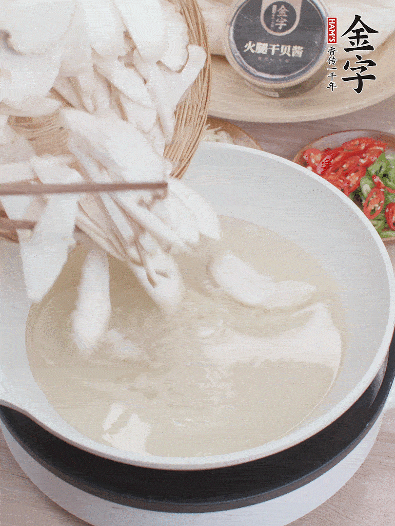 杏鮑菇切成片，油溫7層熱炸2分鐘。