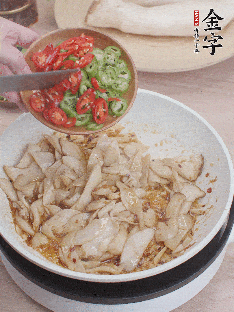 下杏鮑菇、青紅辣椒炒出香味。