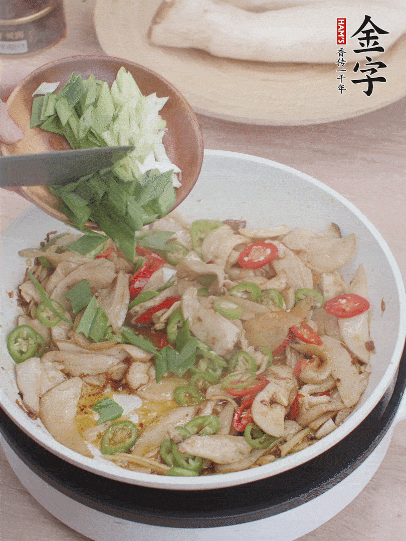 淋少許料酒、最后放大蒜葉。