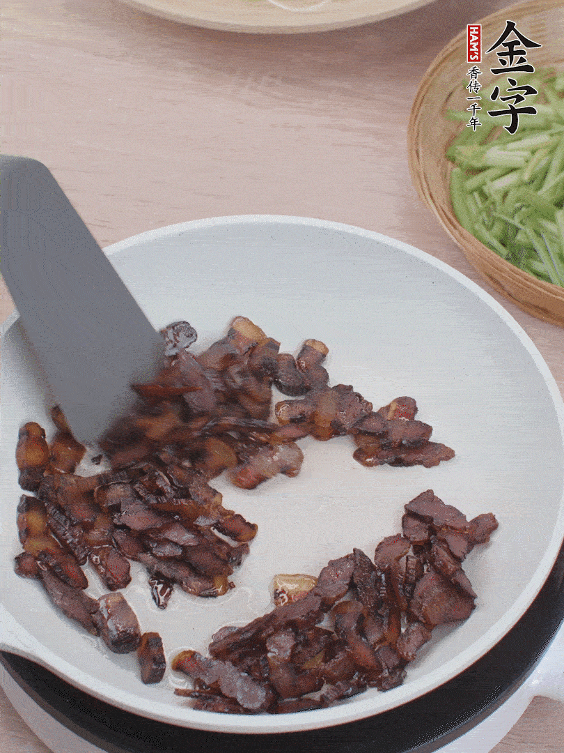 起鍋熱油，煸香醬油肉。