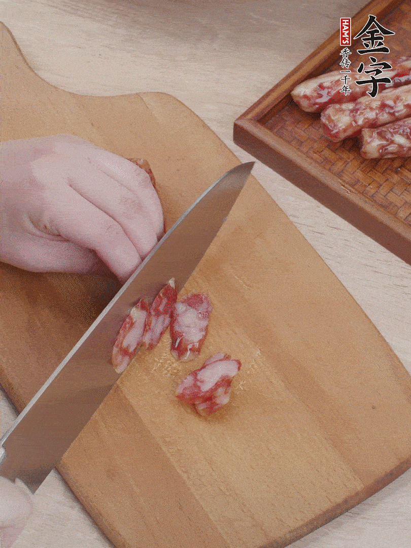 金字香腸斜切片，芹菜切段，小洋蔥切絲，綠菜椒切小塊。