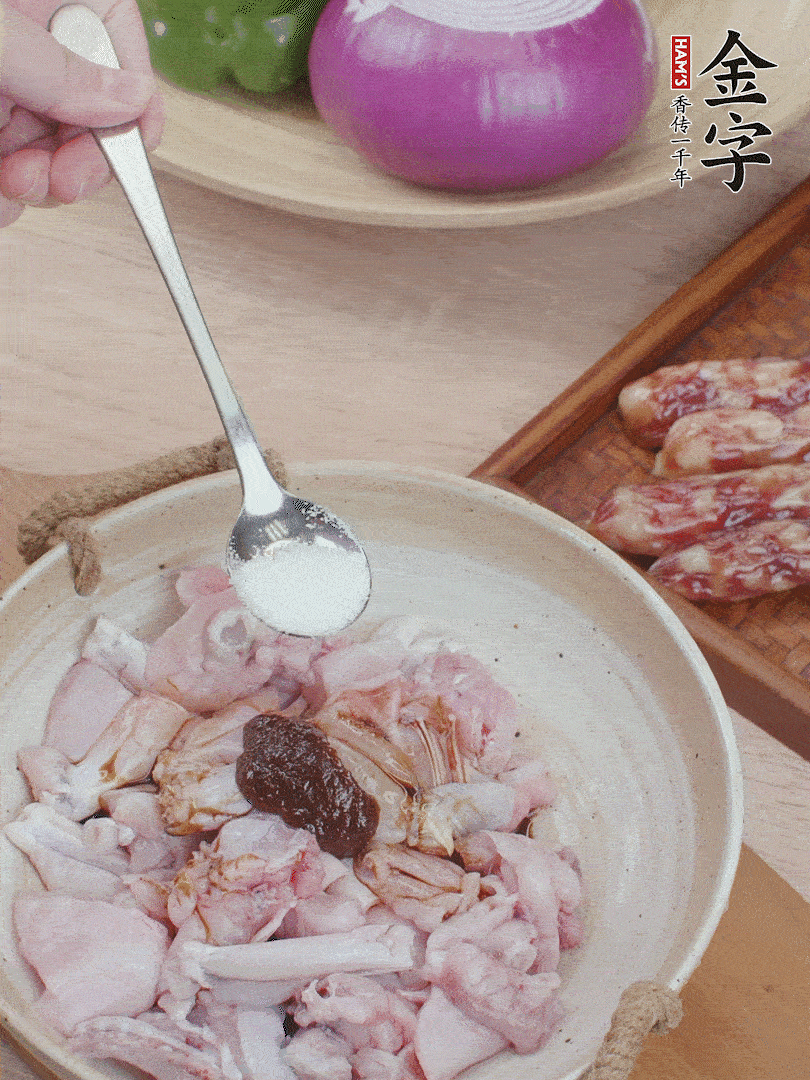 牛蛙塊加1勺柱候醬、1勺生抽、1/3勺白砂糖腌漬20分鐘。