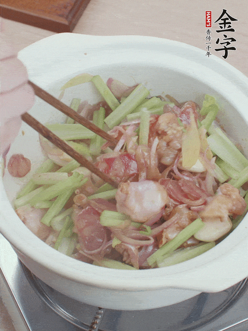 下牛蛙、芹菜、香腸翻炒。