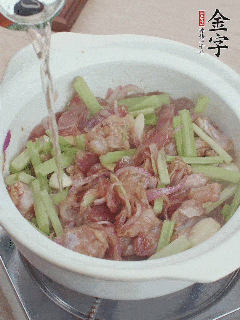 牛蛙變色后，淋點(diǎn)啤酒，加蓋后調(diào)小火燜10分鐘。