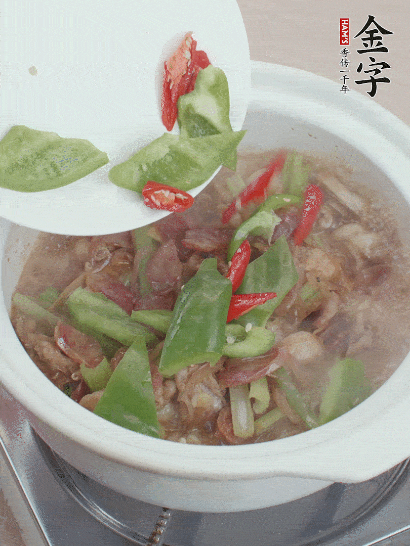 下綠菜椒，翻炒1分鐘。