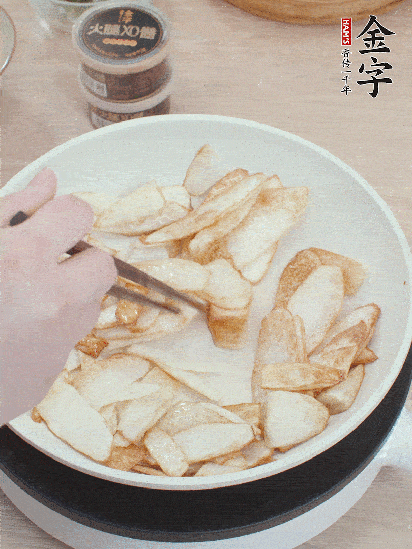 鍋中熱油，山藥煎至兩面金黃。