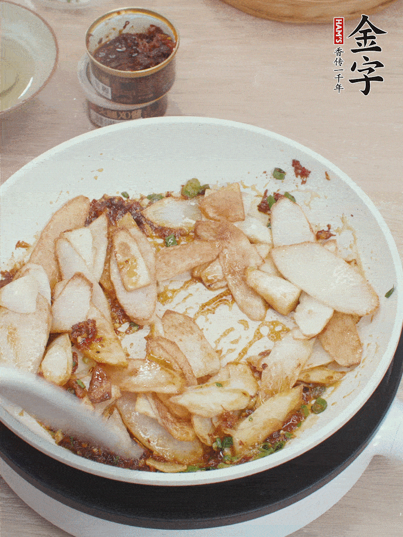 下山藥炒勻，撒蔥花。